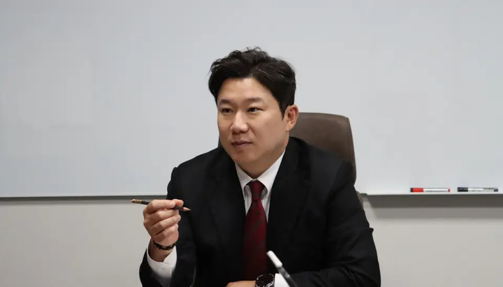 Nghị sĩ Jin Jong-oh cho rằng việc Son Heung-min và Lee Jae-sung không đá chính ở trận gặp Nam Phi có thể xuất phát từ cuộc tẩy chay truyền thông. (Ảnh: Văn phòng Nghị sĩ Jin Jong-oh)