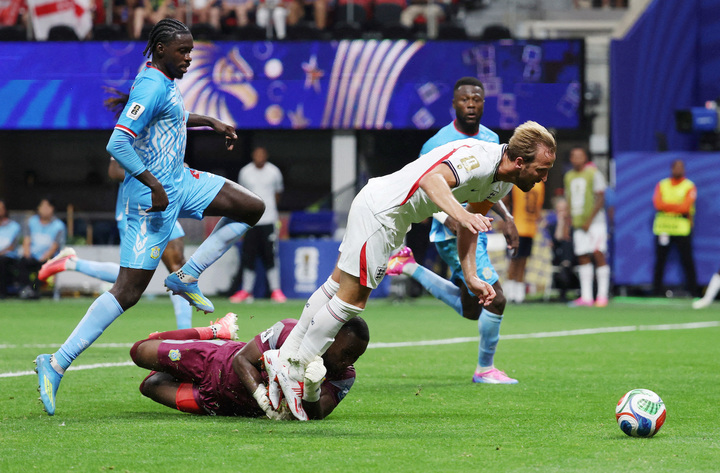 Harry Kane bị tố ngã giả vờ để kiếm phạt đền.