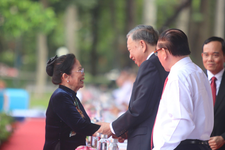 Tổng Bí thư, Chủ tịch nước Tô Lâm động viên Bác sĩ Ngọc Phượng. (Ảnh: Ban tổ chức)