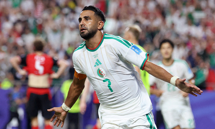 Mahrez ghi bàn trong trận đấu quan trọng nhất đưa Algeria đi tiếp. (Ảnh: Reuters)
