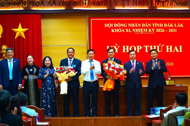 Ông Y Nhuân Byă (thứ 4 từ trái sang), Phó Trưởng Ban Tổ chức Tỉnh ủy Đắk Lắk, được bầu giữ chức Phó Chủ tịch UBND tỉnh.