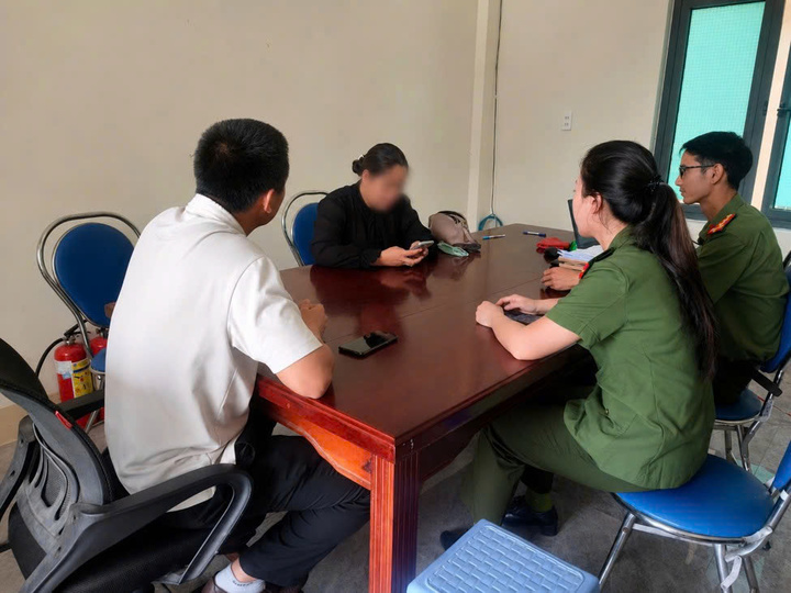 Công an Quảng Ngãi làm việc với trường hợp tương tác, chia sẻ thông tin xấu độc. (Ảnh: C.A)
