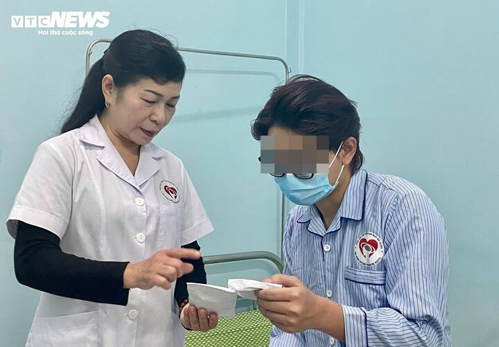 Nhiều người trẻ thành đạt duy trì vẻ ngoài tích cực để che giấu áp lực, khi cơ thể gục ngã mới phát hiện đã rối loạn lo âu. (Ảnh minh hoạ: Như Loan)