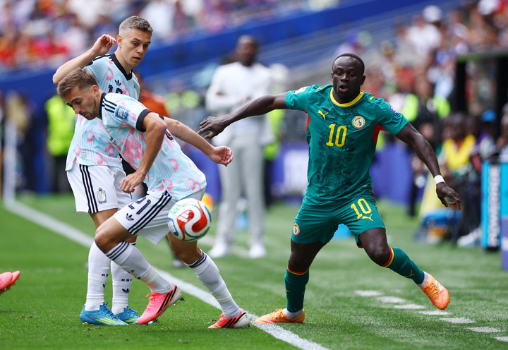 Senegal nỗ lực giành bóng.