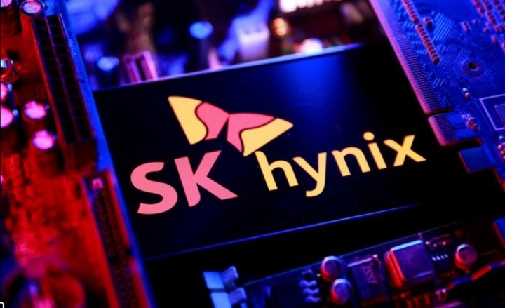 Hiện SK Hynix v&agrave; Samsung Electronics l&agrave; hai nh&agrave; sản xuất chip nhớ lớn nhất thế giới, cạnh tranh trực tiếp với Micron Technology của Mỹ. (Ảnh: Reuters)