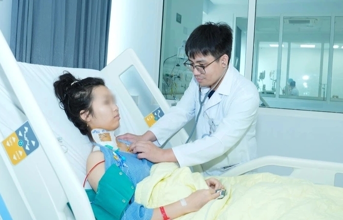 Bé gái qua nguy kịch sau sốc phản vệ. (Ảnh: Thành Dương)