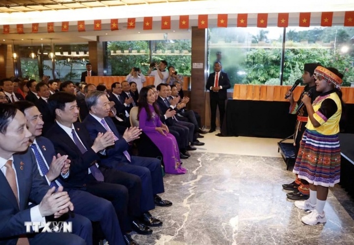 Em Lâm Tuệ, một trong hai học sinh của lớp tiếng Việt tại Thiền viện Trúc Lâm, biểu diễn ca khúc tiếng Việt trong chương trình chào mừng lãnh đạo cấp cao Việt Nam thăm Sri Lanka, ngày 8/5/2026. (Ảnh: TTXVN)