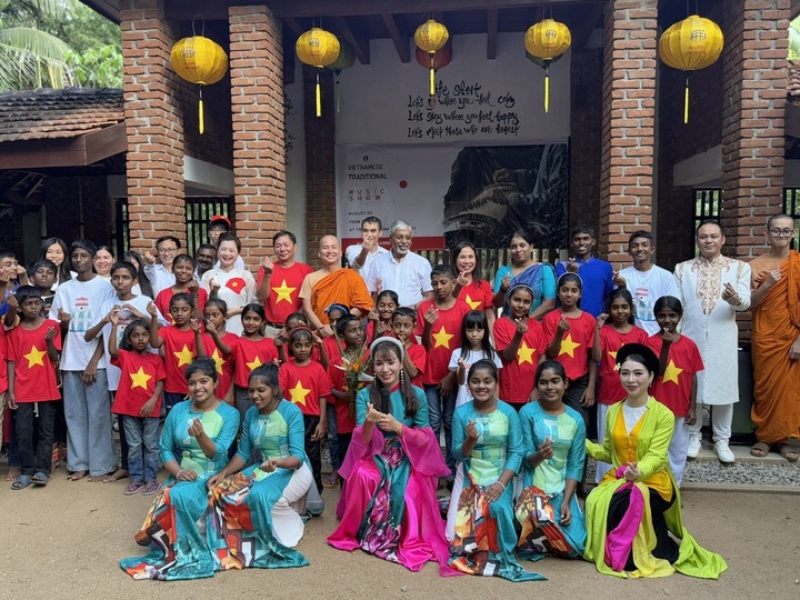 Chương trình "Ngày Văn hóa Việt Nam" tại Thiền viện Trúc Lâm thu hút đông đảo trẻ em và người dân địa phương tham gia. (Ảnh: NVCC)