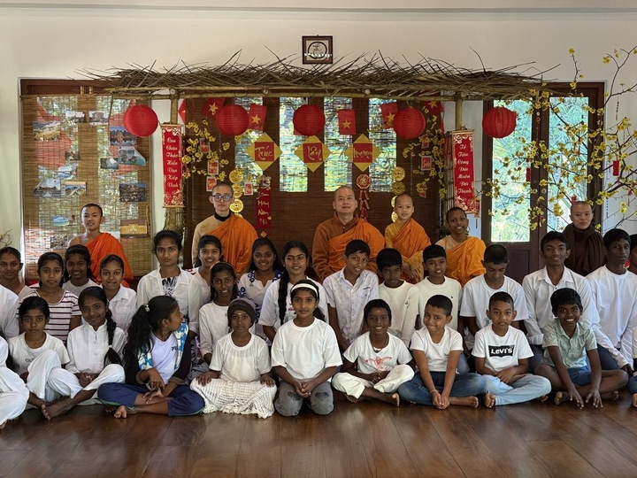 Các em nhỏ Sri Lanka đón Tết Nguyên đán tại Thiền viện Trúc Lâm trong không gian rực rỡ câu đối, đèn lồng và hoa mai.