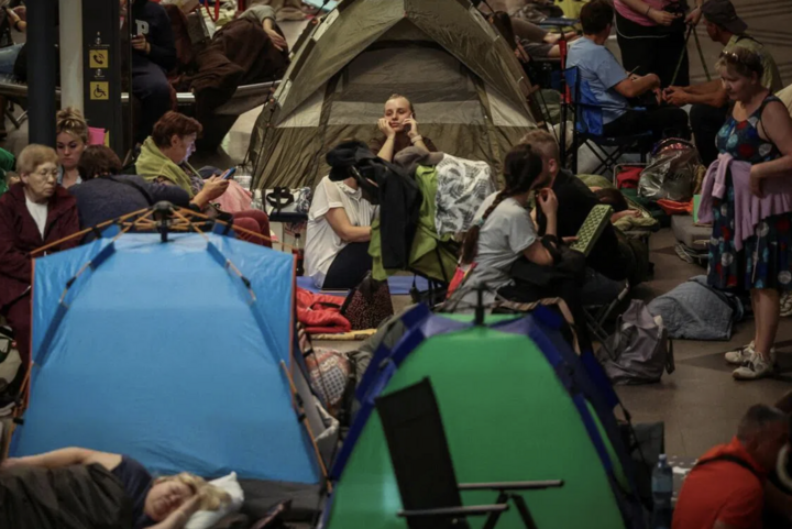 Người dân tìm nơi trú ẩn tại ga tàu điện ngầm ở Kiev. (Ảnh: Reuters)