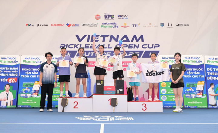 Trao giải nội dung Đôi nam nữ U10 tại VPC Future Stars 2026 chặng Sài Gòn.