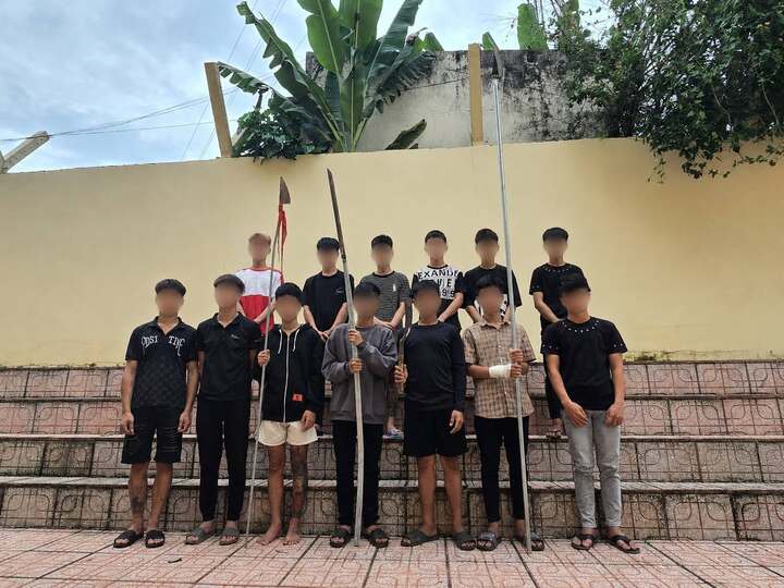 Tạm giữ nhóm thanh thiếu niên ném dao phóng lợn về phía công an để tẩu thoát cong an tp dong nai 21571249 - Tạm giữ nhóm thanh thiếu niên ném dao phóng lợn về phía công an để tẩu thoát