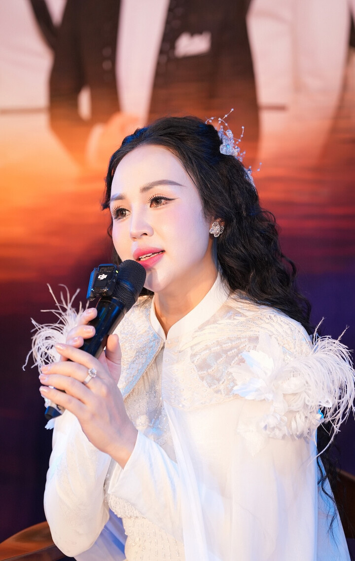Ca sĩ, Tiến sĩ Nguyễn Khánh Ly.
