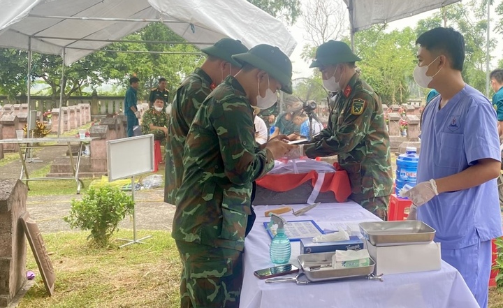 Thu nhận mẫu ADN hài cốt liệt sĩ - bước quan trọng trong hành trình xác định danh tính bằng chứng cứ khoa học. (Ảnh: Công an Thanh Hóa)