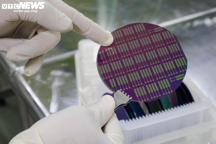 Lúc này, tấm wafer silic đã được “in” lên bề mặt các mẫu mạch vi mô theo đúng thiết kế. Sau đó, nhà khoa học sẽ cắt vật liệu ra thành từng con chip riêng lẻ để sử dụng trong các linh kiện điện tử như cảm biến, điện thoại, máy tính, thiết bị y tế…