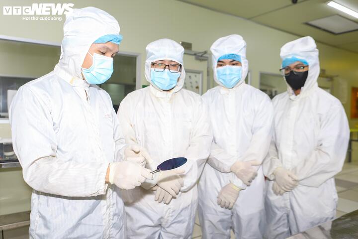 Ban đầu, wafer (tấm bán dẫn silicon trắng) vẫn chưa mang bất kỳ cấu trúc nào, mà chỉ đóng vai trò là lớp đế/ nền vật liệu trước khi bước vào các công đoạn chế tạo chip.