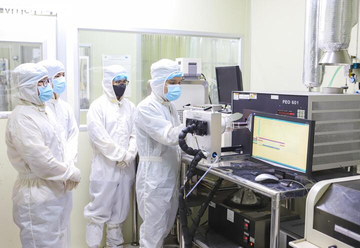 Bước đầu tiên, Wafer silicon được làm sạch và xếp vào buồng lò oxi hóa nhiệt để oxi hóa tạo lớp oxit cách điện.