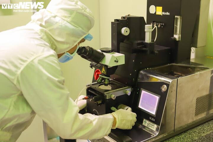 Cụ thể, bề mặt wafer được phủ một lớp photoresist - vật liệu polyme nhạy sáng, đóng vai trò như chất cản quang. Sau đó, vật liệu được đưa vào thiết bị so mask quang khắc (mask aligner), nơi ánh sáng được chiếu xuyên qua mặt nạ mang sẵn chi tiết mạch điện theo đúng thiết kế.