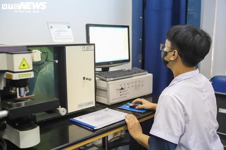 Sau khi quang khắc, các mẫu wafer sẽ được nghiên cứu viên đem đi kiểm tra bằng thiết bị phổ hồng ngoại FT-IR hoặc với thiết bị quang phổ Raman.