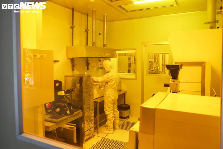 Bước tiếp theo, các wafer được quang khắc trong phòng sạch đạt chuẩn Class 1.000. Tại đây, cấu trúc linh kiện bán dẫn được hình thành dựa trên các bộ mặt nạ (mask) do Viện thiết kế, với độ chính xác ở cấp độ micro hoặc nhỏ hơn.