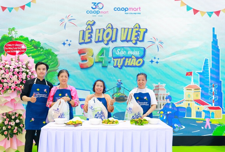 Khách hàng trải nghiệm chế biến các món ăn mang hương vị đặc trưng của vùng miền và mang thành phẩm về sau khi hoàn thành.