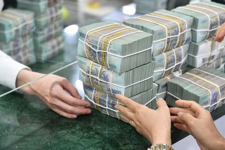 Lượng tiền gửi tại nhiều ngân hàng đang giảm khá mạnh. (Ảnh: B.L)