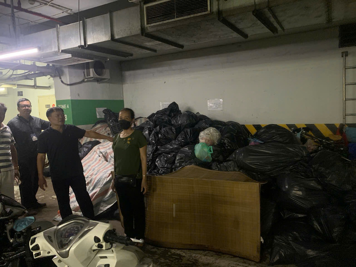 Nhiều người dân bức xúc khi phải sống chung với rác thải.