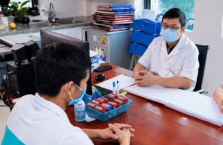 Bác sĩ tư vấn cho bệnh nhân gặp vấn đề về sức khỏe sinh lý do stress.