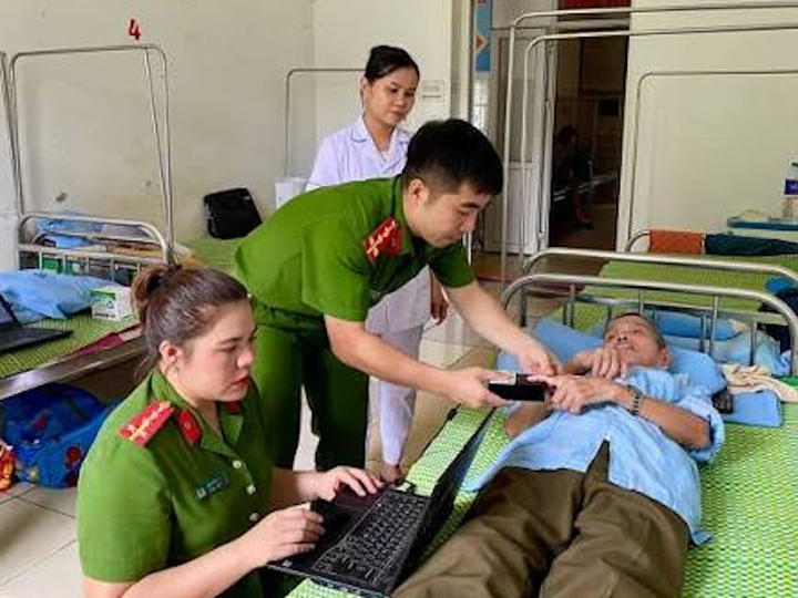 Cán bộ Công an tỉnh Thanh Hoá đến từng địa phương để thu nhận mẫu ADN, góp phần nối gần hành trình đưa các liệt sĩ trở về với gia đình. (Ảnh: Công an Thanh Hóa)