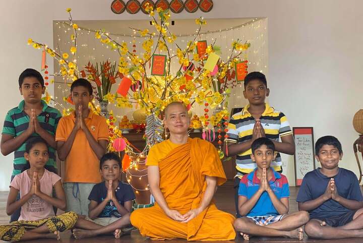 Đại đức Thích Pháp Quang cùng các em nhỏ Sri Lanka. (Ảnh: NVCC)