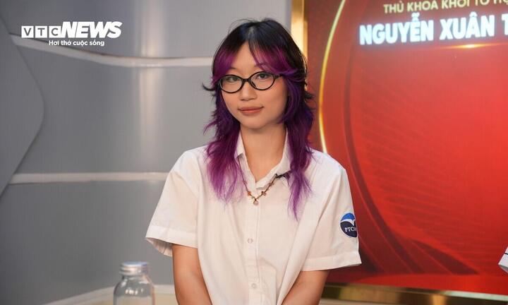 Em Nguyễn Xuân Tuệ Minh - Học sinh lớp 12A3, Trường THPT Chuyên Ngoại ngữ