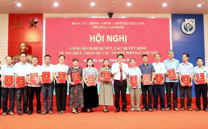 Sau sáp nhập, các bí thư chi bộ tiếp tục là lực lượng nòng cốt, trực tiếp triển khai chủ trương, kết nối với người dân và giữ nhịp hoạt động của tổ dân phố mới. (Ảnh: Thu Phương)