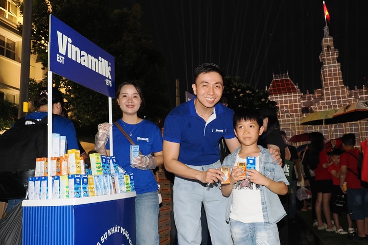 Giữa dòng người háo hức ấy, những trạm nhỏ của Vinamilk cũng góp mặt, mang theo hàng chục nghìn sản phẩm sữa tươi, sữa chua uống, sữa thực vật, nước suối… để hòa chung niềm vui của người dân thành phố.