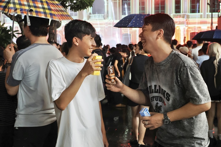 Nhờ đó, sữa tươi Vinamilk 100% là thương hiệu sữa tươi duy nhất tại Việt Nam đạt cú đúp giải thưởng quốc tế danh giá: chứng nhận An toàn & tinh khiết chuẩn Mỹ từ Clean Label Project và giải thưởng Vị ngon thượng hạng quốc tế (Superior Taste Award) (tính từ năm 2022 đến ngày 23/03/2026, theo kết quả nghiên cứu thứ cấp trên các website của tổ chức International Taste Institute và Clean Label Project).