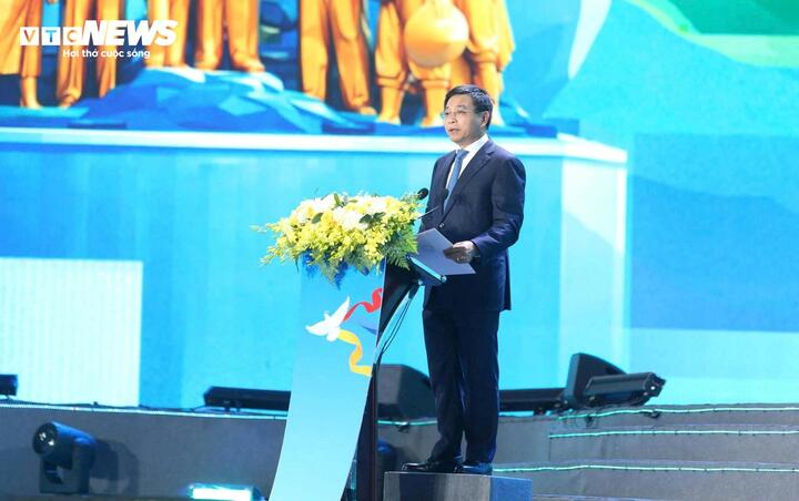 Phó Thủ tướng Nguyễn Văn Thắng phát biểu trong đêm khai mạc lễ hội.