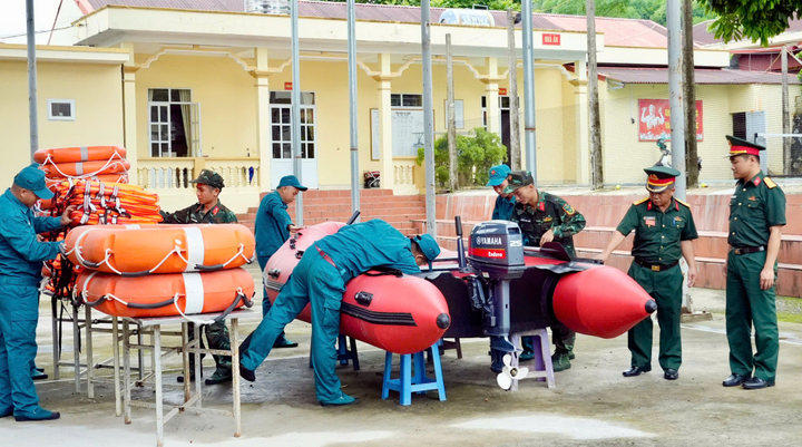 Lực lượng vũ trang tỉnh Quảng Ninh chuẩn bị sẵn sàng các trang thiết bị để ứng phó khi có tình huống khẩn cấp do bão số 1 gây ra.