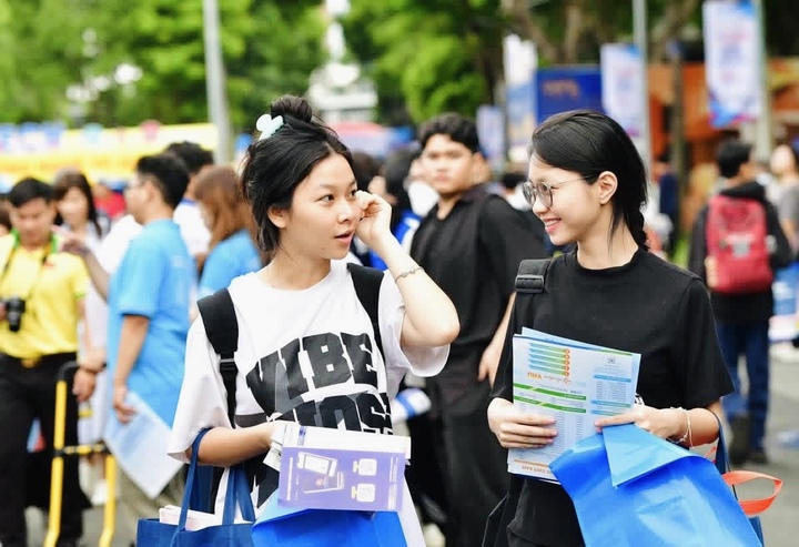 Thí sinh tham gia ngày hội tuyển sinh.