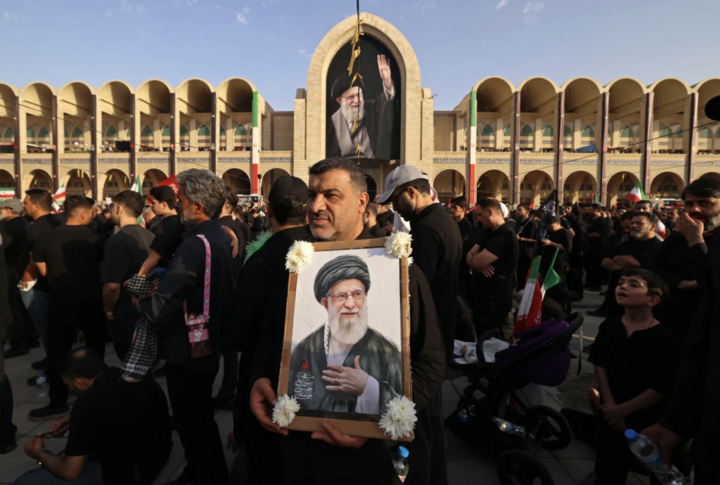 Người dân đổ về Tehran tham dự lễ tang của cố Lãnh tụ Tối cao Iran le tang iran1 13301315 - Người dân đổ về Tehran tham dự lễ tang của cố Lãnh tụ Tối cao Iran