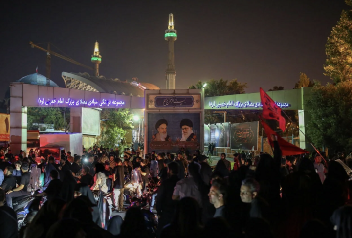 Người dân đổ về Tehran tham dự lễ tang của cố Lãnh tụ Tối cao Iran le tang iran2 13315553 - Người dân đổ về Tehran tham dự lễ tang của cố Lãnh tụ Tối cao Iran