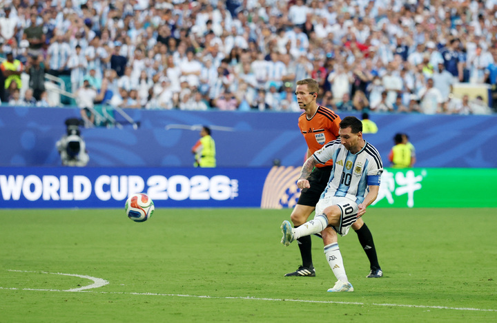 messi argentina rt 2 09333273 - V&igrave; sao trọng t&agrave;i chưa thổi c&ograve;i, Messi vẫn đ&aacute; phạt su&yacute;t ghi b&agrave;n?