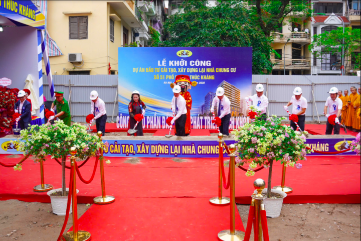 Các đại biểu thực hiện nghi thức khởi công dự án cải tạo, xây dựng lại chung cư cũ tại số 51 Huỳnh Thúc Kháng