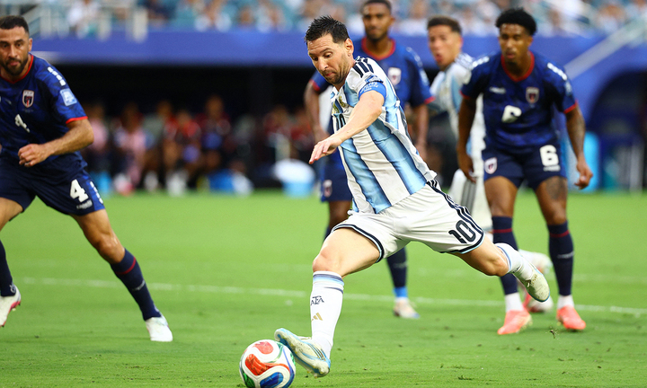 Messi tung ra pha dứt điểm đầu tiên. (Ảnh: Reuters)