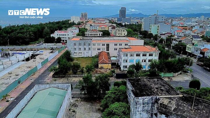 Sau khi sắp xếp đơn vị hành chính và tổ chức lại bộ máy, nhiều trụ sở cơ quan, đơn vị trên địa bàn tỉnh Đắk Lắk không còn nhu cầu sử dụng. Thực hiện ý kiến chỉ đạo của Tổng Bí thư, Chủ tịch nước Tô Lâm về việc xử lý tài sản công dôi dư, địa phương đang triển khai phương án sắp xếp, xử lý và đưa nhiều khu đất vào đấu giá nhằm khai thác hiệu quả nguồn lực đất đai.