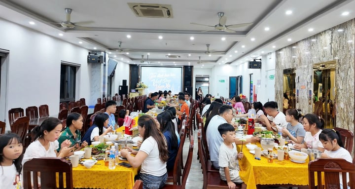 50 du khách được khách sạn mời cơm trong ngày kẹt lại đảo Cô Tô do bão số 1.