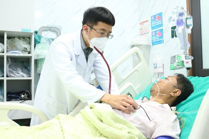 PGS.TS. Mai Duy Tôn, Giám đốc Trung tâm Đột quỵ, Bệnh viện Bạch Mai kiểm tra sức khoẻ cho người bệnh đột quỵ điều trị tại trung tâm.