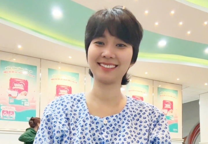 Mỗi tháng một lần, cô vẫn đều đặn lên TP.HCM truyền thuốc sinh học. (Ảnh: NVCC)