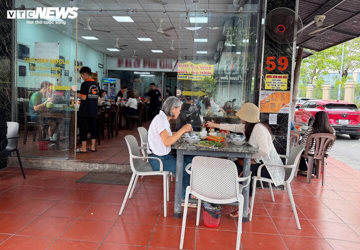 Giá xăng đã giảm mạnh nhưng giá nhiều mặt hàng ăn uống, dịch vụ vẫn duy trì ở mặt bằng được thiết lập từ các đợt tăng giá trước.