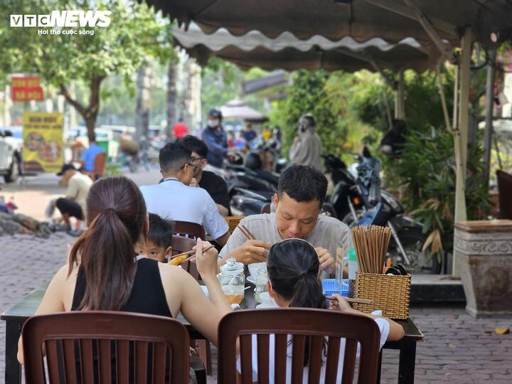 Theo các chuyên gia, để giá bán lẻ giảm bền vững cần sự truyền dẫn chi phí từ toàn bộ chuỗi cung ứng, không chỉ từ giá nhiên liệu.