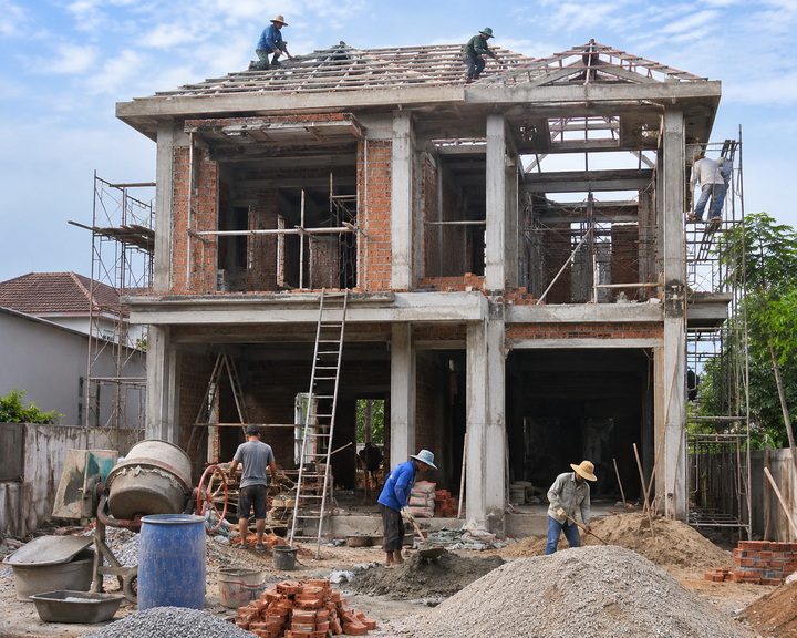 Đơn giá xây nhà thường chia thành hai nhóm chính: xây phần thô và xây trọn gói. (Ảnh:AI)