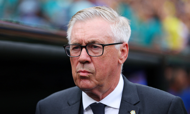 HLV Carlo Ancelotti để Neymar ngồi dự bị.
